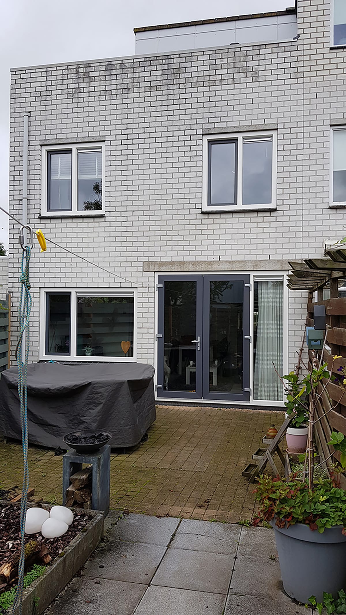 Nieuwe kozijnen voor huis met witte voorgevel