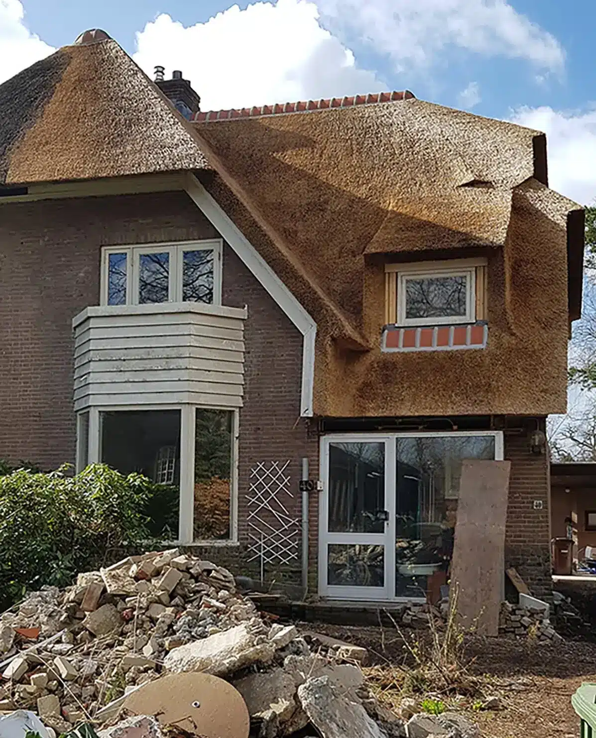 Nieuwe kozijnen boerderij met rietendak