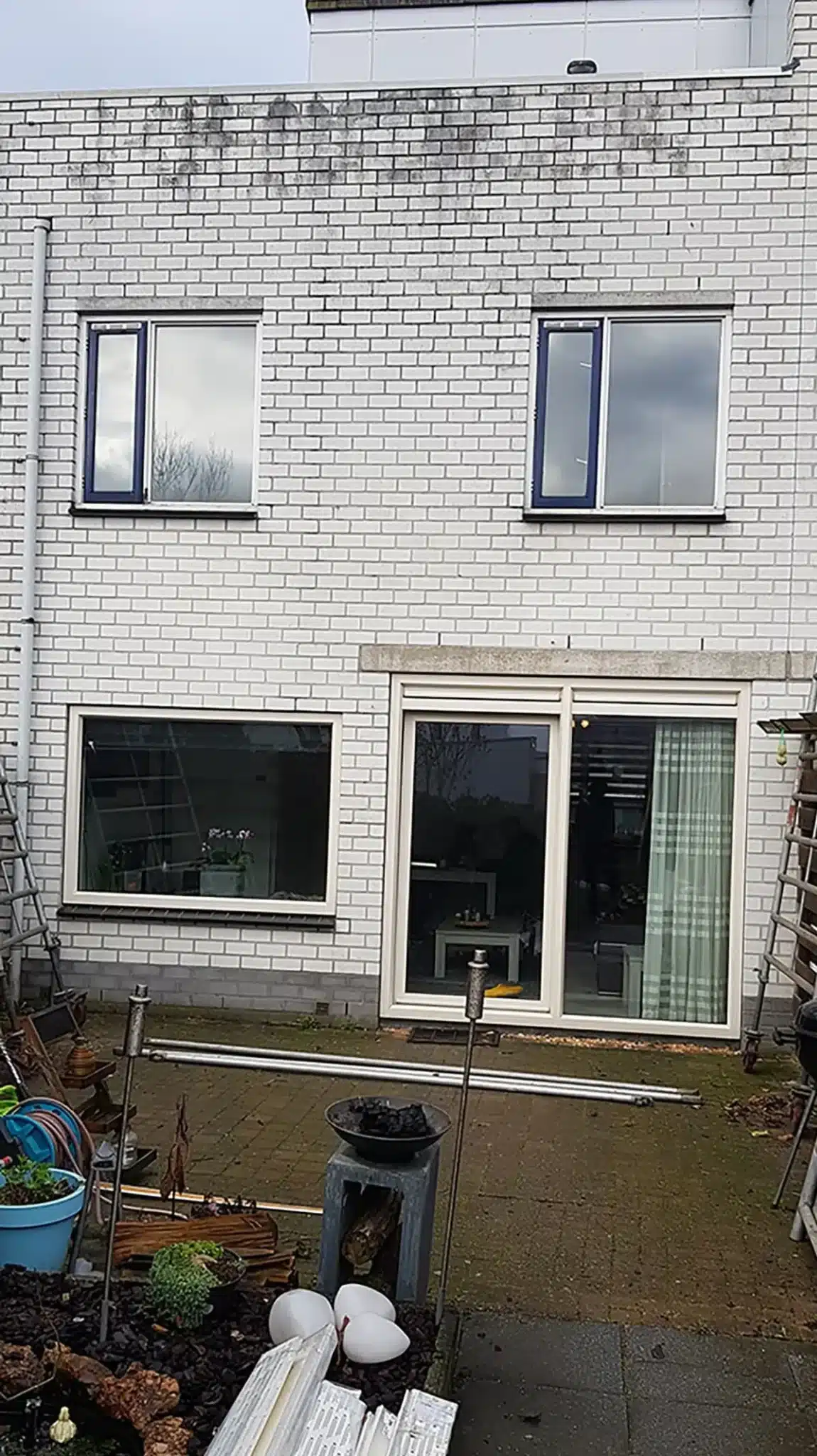 Nieuwe kozijnen voor huis met witte gevel